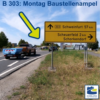 Fahrzeuge stehen an einer Ampel bei Schorkendorf.
