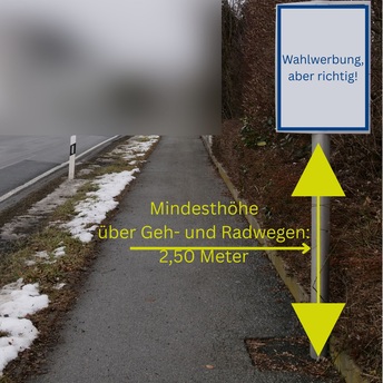 Ein Wahlplakat neben einem Geh- und Radweg. Mit einem Pfeil und einem Text wird auf die Mindesthöhe von 2,50 Meter für Wahlplakate hingewiesen.