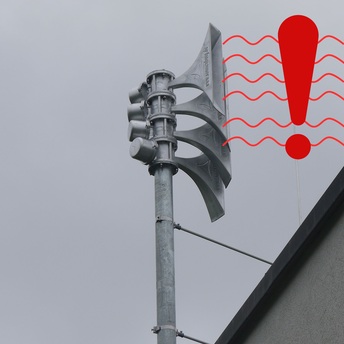 Eine Sirene auf dem Dach eines Gebäudes.