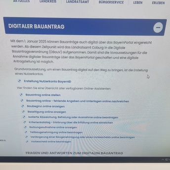 Der Ausschnitt eines Computerbildschirms, auf dem eine Homepage mit dem Schriftzug für den digitalen Bauantrag zu sehen ist.